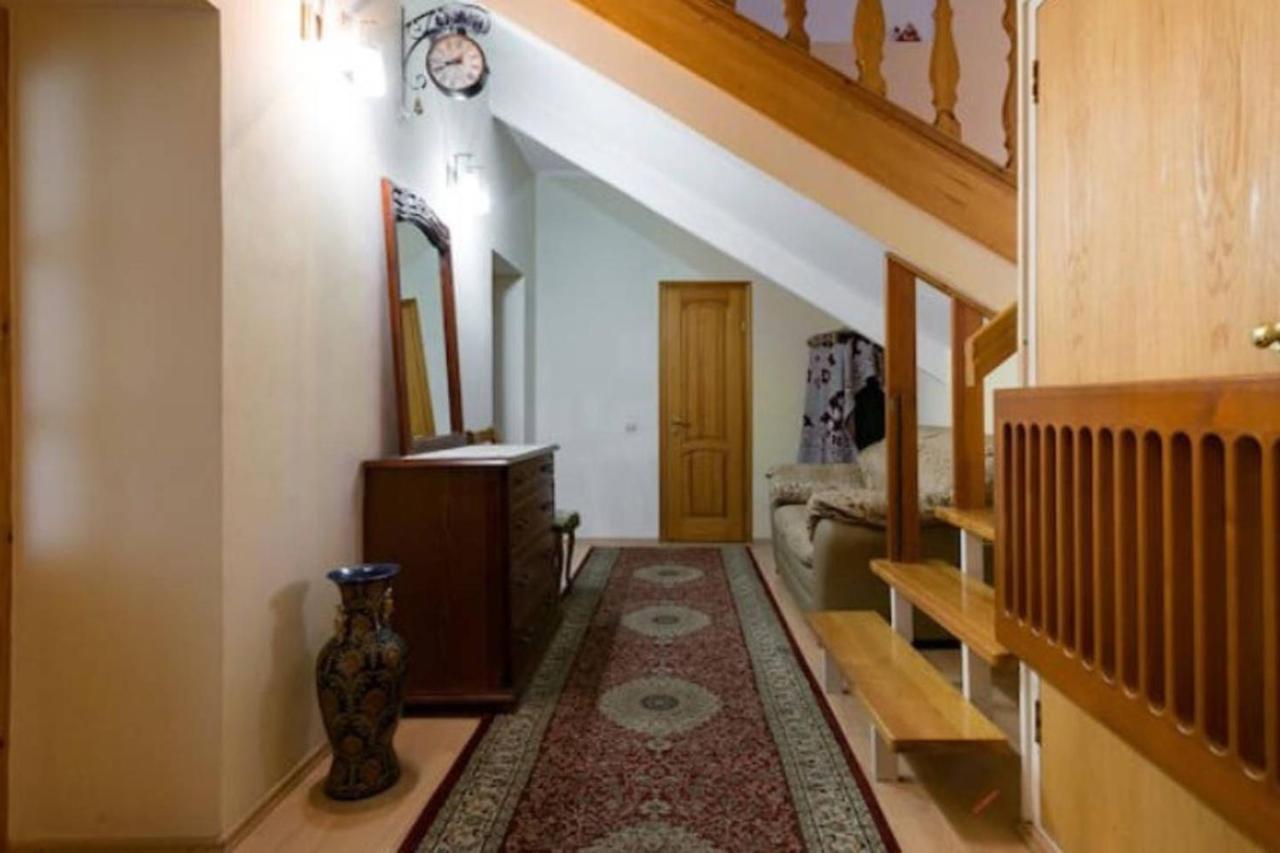 אלמטי Guest House On Maksimova 9 מראה חיצוני תמונה